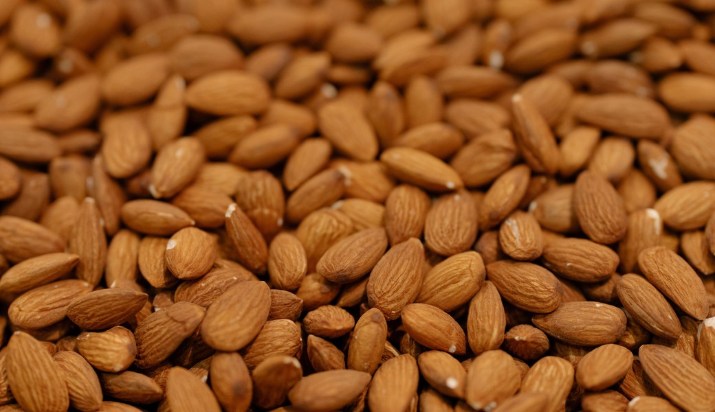 Almond kernels in bulk